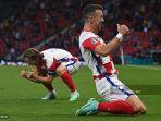 pemain-depan-kroasia-ivan-perisic-kanan-merayakan-setelah-mencetak-gol-ketiga.jpg