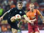 pemain-depan-lazio-italia-ciro-immobile-kiri-menendang-bola.jpg