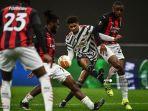 pemain-depan-manchester-united-marcus-rashford-tengah-menantang-gelandang-ac-milan-franck-kessie.jpg