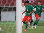pemain-depan-meksiko-eduardo-aguirre-tengah-bersiap-untuk-menembak-dan-mencetak-gol-keempat.jpg