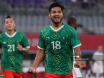 pemain-depan-meksiko-eduardo-aguirre-tengah-merayakan-setelah-mencetak-gol-keempat.jpg
