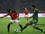 pemain-depan-mesir-mohamed-salah-berebut-bola-dengan-bek-senegal-abdou-diallo.jpg