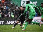 pemain-depan-paris-saint-germain-argentina-lionel-messi-kiri-berlari-dengan-bola.jpg