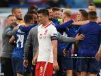 pemain-depan-polandia-robert-lewandowski-berjalan-melewati-para-pemain-slovakia.jpg