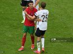 pemain-depan-portugal-cristiano-ronaldo-kiri-menyapa-pemain-depan-jerman-thomas-mueller.jpg