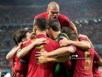 pemain-depan-portugal-cristiano-ronaldo-tengah-merayakan-dengan-rekan-satu-timnya.jpg