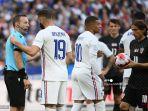 pemain-depan-prancis-karim-benzema-2nl-berdebat-dengan-wasit-israel-orel-grinfeld.jpg