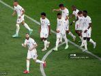 pemain-depan-prancis-karim-benzema-bawah-merayakan-dengan-rekan-setimnya.jpg