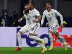 pemain-depan-prancis-karim-benzema-merayakan-dengan-kylian-mbappe.jpg