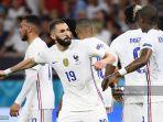 pemain-depan-prancis-karim-benzema-merayakan-dengan-rekan-setimnya-setelah-mencetak-penalti.jpg