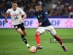 pemain-depan-prancis-kylian-mbappe-kanan-berlari-dengan-bola.jpg