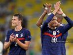 pemain-depan-prancis-kylian-mbappe-kanan-menyapa-para-penggemar.jpg