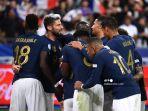 pemain-depan-prancis-olivier-giroud-2l-merayakan-gol-dengan-rekan-satu-tim.jpg
