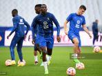 pemain-depan-prancis-randal-kolo-munani-menatap-bola-saat-sesi-latihan.jpg