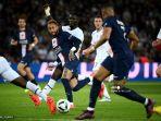 pemain-depan-psg-neymar-tengah-mengoper-bola-ke-arah-kylian-mbappe.jpg