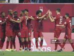 pemain-depan-qatar-almoez-ali-ke-3-dari-kiri-merayakan-dengan-timnya-setelah-mencetak-gol-kedua.jpg