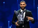 pemain-depan-real-madrid-karim-benzema-berpose-dengan-penghargaan-pemain-terbaik-uefa.jpg