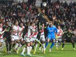 pemain-depan-real-madrid-rodrygo-atas-menyundul-bola.jpg