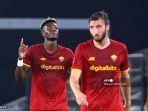 pemain-depan-roma-inggris-tammy-abraham-kiri-merayakan-setelah-mencetak-gol.jpg