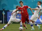 pemain-depan-rusia-aleksey-miranchuk-ditantang-oleh-gelandang-finlandia-rasmus-schuller.jpg