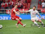 pemain-depan-rusia-aleksey-miranchuk-kiri-berebut-bola-dengan-gelandang-denmark-pierre-hojbjerg.jpg