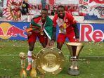 pemain-depan-salzburg-zambia-patson-daka-kiri-dan-gelandang-zambia-enock-mwepu-kanan.jpg