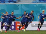 pemain-depan-slovakia-robert-mak-2l-merayakan-setelah-mencetak-gol-pertama.jpg