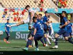 pemain-depan-spanyol-pedri-kiri-menendang-bola.jpg