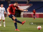 pemain-depan-spanyol-rafa-mir-tengah-menendang-bola.jpg