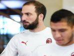 pemain-depan-striker-ac-milan-gonzalo-higuain.jpg