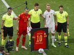 pemain-depan-wales-gareth-bale-2l-bek-denmark-simon-kjaer-2r.jpg