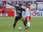 pemain-dewa-united-asep-berlian-dan-pemain-persis-solo-arapenta-lingka-poerba-di-piala-presiden-2022.jpg