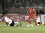 pemain-fiji-nomor-13-pawan-singh-saat-beradu-dengan-hugo-samir-di-friendly-match.jpg