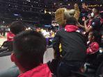 pemain-honda-dbl-indonesia-all-star-2022-saat-mendapatkan-sambutan-dari-maskot-los-angeles-sparks.jpg