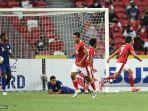 pemain-indonesia-ezra-harm-ruud-walian-kanan-mencetak-gol-saat-pertandingan.jpg