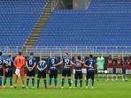 pemain-inter-dan-ac-milan-berdiam-diri-satu-menit-sebagai-penghormatan-kepada-mauro-bellugi.jpg