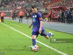 pemain-lionel-messi-menembak-bola-selama-pertandingan.jpg