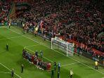pemain-liverpool-dan-para-suporter-merayakan-kemenangan-atas-barcelona.jpg