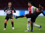 pemain-liverpool-joe-gomez-berebut-bola-dengan-penyerang-ajax-amsterdam-dusan-tadic.jpg