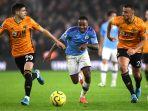 pemain-machester-city-rahem-sterling-berebut-bora-dengan-pemain-wolves.jpg