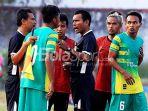 pemain-madura-fc-melakukan-protes-kepada-wasit-rorim-situmerang.jpg