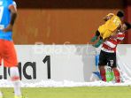 pemain-madura-united-beni-wahyudi-mengangkat-anak-gawang_20180719_182448.jpg