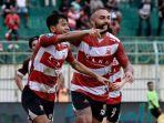 pemain-madura-united-riyatno-abiyoso-kiri-dan-dalberto-kanan-selebrasi-setelah-cetak-gol.jpg