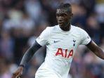 pemain-mali-yves-bissouma-saat-mengawal-tottenham-hotspur.jpg