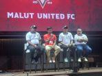 pemain-malut-united-fc-ilham-udin-armaiyn-bersama-dengan-pelatih-malut-united-fc.jpg