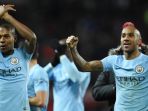 pemain-manchester-city-fernandinho-kiri-dan-fabian-delph-kanan_20171211_083814.jpg