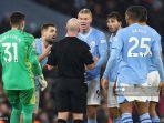 pemain-manchester-city-protes-keputusan-simon-hooper.jpg