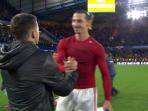pemain-manchester-united-zlatan-ibrahimovic-tersenyum_20161025_050051.jpg