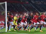 pemain-menunggu-bola-untuk-disilangkan-selama-pertandingan-mu-vs-aston-villa-liga-inggris.jpg