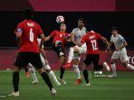 pemain-mesir-emam-ashour-memperebutkan-bola-dengan-gelandang-spanyol-mikel-merino.jpg